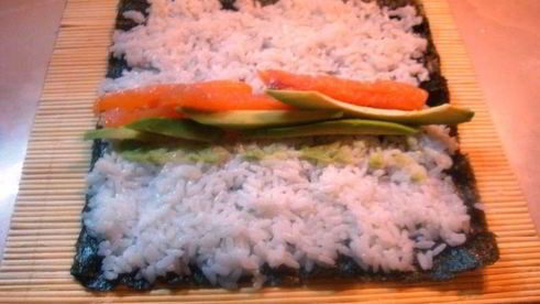 роллы с семгой и авокадо