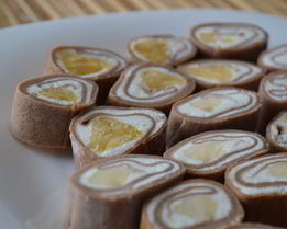 Сладкие блинные роллы с творогом и фруктами