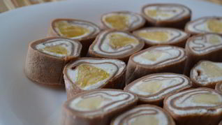 Сладкие блинные роллы с творогом и фруктами