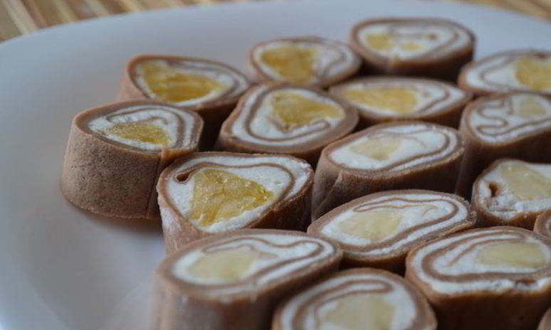 Рецепт сладких блинных роллов с творогом и фруктами