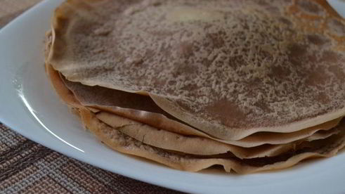 сладкие блинные роллы с творогом и фруктами