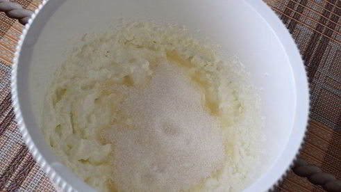 сладкие блинные роллы с творогом и фруктами