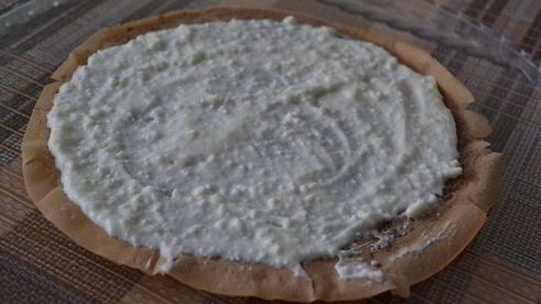 сладкие блинные роллы с творогом и фруктами