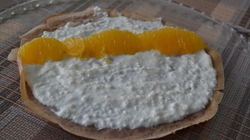 сладкие блинные роллы с творогом и фруктами