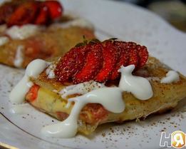 Спринг-роллы с творогом, клубникой и бананом