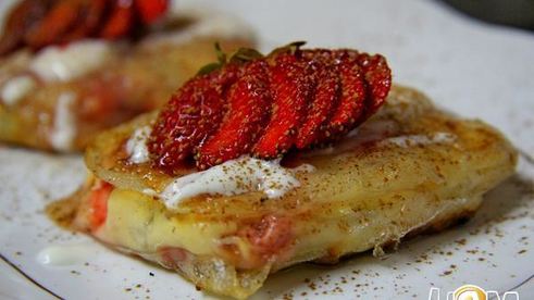 спринг-роллы с творогом, клубникой и бананом