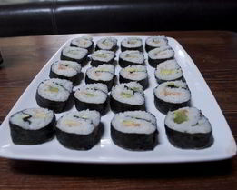 Суши роллы с красной рыбкой