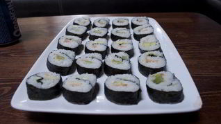 Суши роллы с красной рыбкой