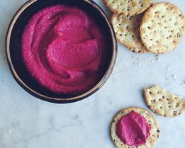 Розовый хумус