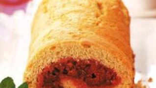 Бисквитный рулет с малиной