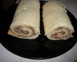 Бисквитный рулет с орехами