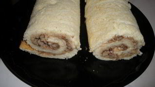 Бисквитный рулет с орехами