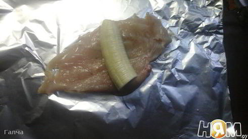 куриные рулетики с бананами и яблочным соусом