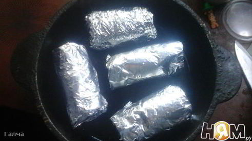 куриные рулетики с бананами и яблочным соусом