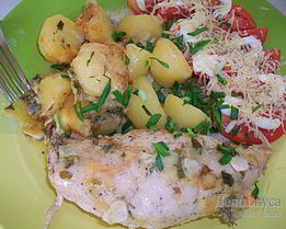 Куриные рулетики с сырной начинкой запеченные с картошкой под сливочным соусом