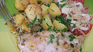 Куриные рулетики с сырной начинкой запеченные с картошкой под сливочным соусом