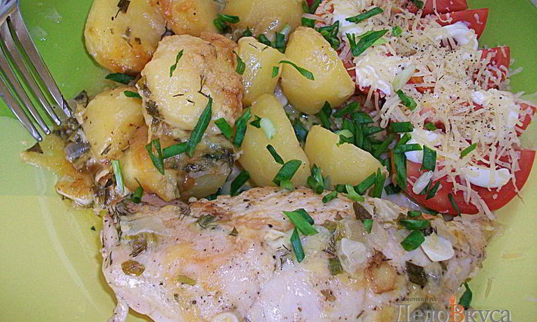 Рецепт куриных рулетиков с сырной начинкой запеченные с картошкой под сливочным соусом