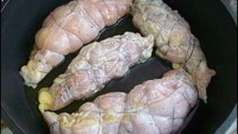 куриные рулетики с сырной начинкой запеченные с картошкой под сливочным соусом