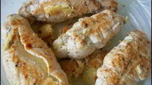 куриные рулетики с сырной начинкой запеченные с картошкой под сливочным соусом