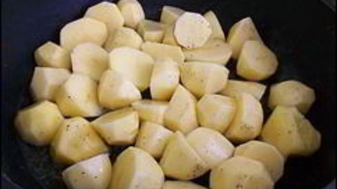 куриные рулетики с сырной начинкой запеченные с картошкой под сливочным соусом