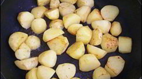 куриные рулетики с сырной начинкой запеченные с картошкой под сливочным соусом