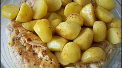 куриные рулетики с сырной начинкой запеченные с картошкой под сливочным соусом