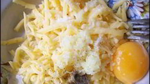 куриные рулетики с сырной начинкой запеченные с картошкой под сливочным соусом