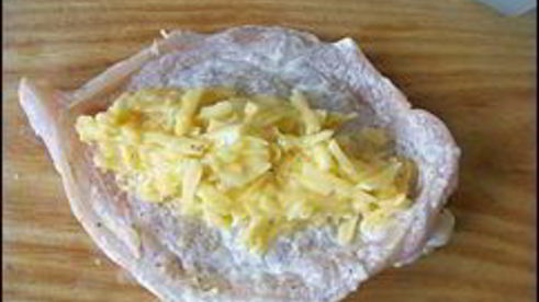 куриные рулетики с сырной начинкой запеченные с картошкой под сливочным соусом