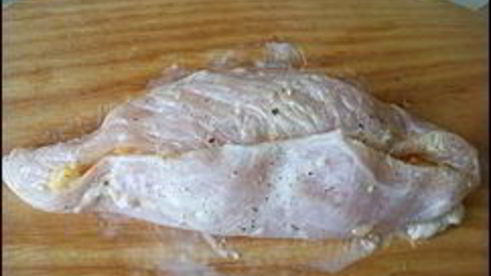 куриные рулетики с сырной начинкой запеченные с картошкой под сливочным соусом