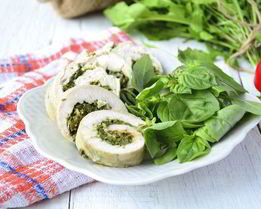 Куриные рулетики с зеленой начинкой