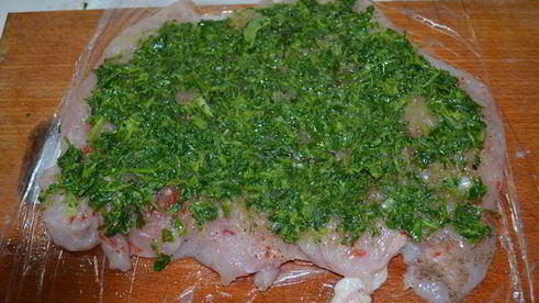 куриные рулетики с зеленой начинкой