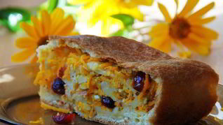 Морковный рулет с миндалем, клюквой и кардамоном