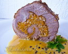 Мясной рулет с тыквой, грецкими орехами и чесноком