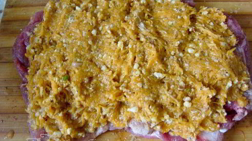 мясной рулет с тыквой, грецкими орехами и чесноком