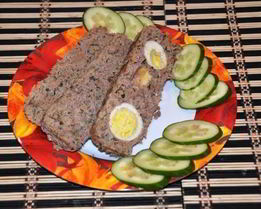 Мясной рулет с яйцом и сыром