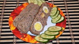Мясной рулет с яйцом и сыром