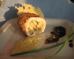 Нежный рулет с фисташками и сырным чипсом