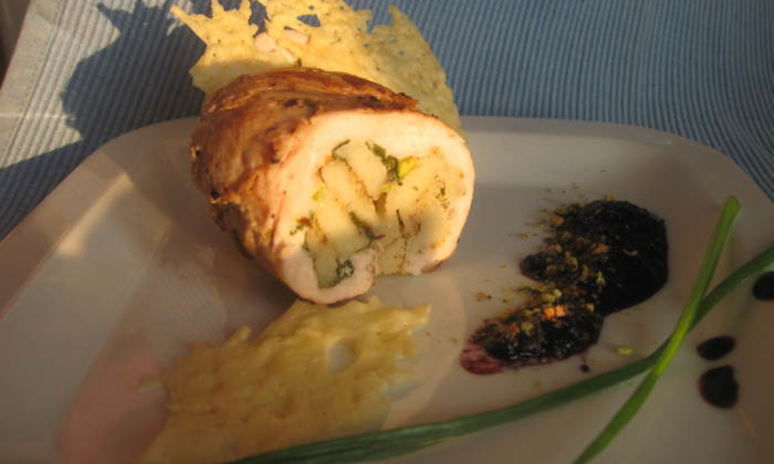 Рецепт нежного рулета с фисташками и сырным чипсом