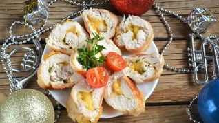 Новогодний рулет из курицы