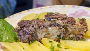 Рулет из фарша с яйцом и сыром