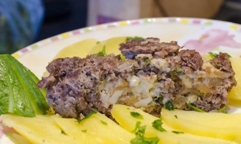 Рецепт рулета из фарша с яйцом и сыром