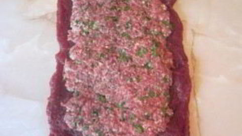 рулет из говядины с моцареллой