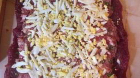 рулет из говядины с моцареллой