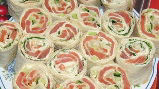 Рулет из лаваша, красной рыбы и огурца