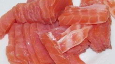 рулет из лаваша, красной рыбы и огурца