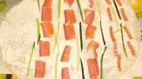рулет из лаваша, красной рыбы и огурца