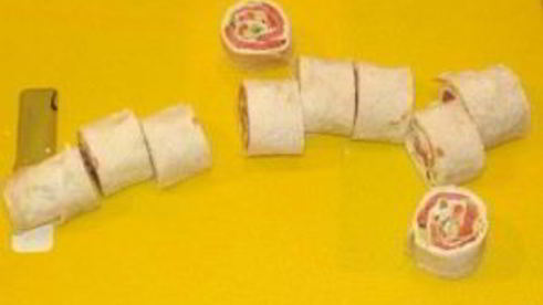 рулет из лаваша, красной рыбы и огурца