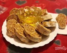 Рулет из лаваша с орехами и сгущенкой