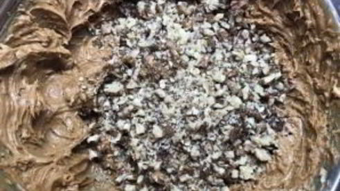 рулет из лаваша с орехами и сгущенкой