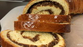 Рулет с черносливом и орехами в медовой корочке